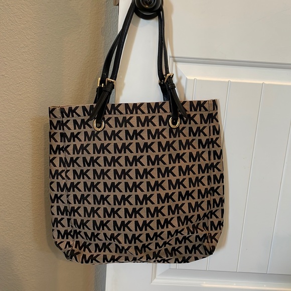 Michael Kors Handbags - Micheal Kors Purse